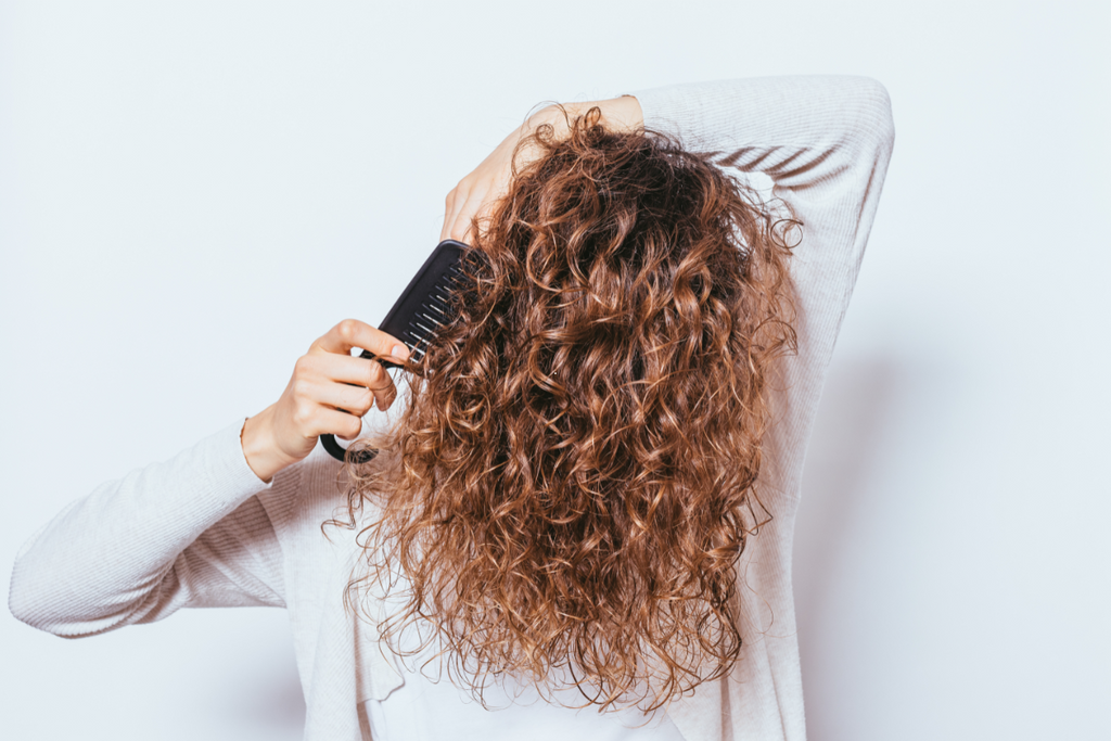 Cheveux rebelles et cuir chevelu sensible : comment éviter la douleur en se brossant les cheveux ?