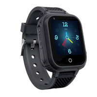 SereniKid - Montre Enfant GPS 4G Connectée noire en vue inclinée, affichant un cadran horloge digital